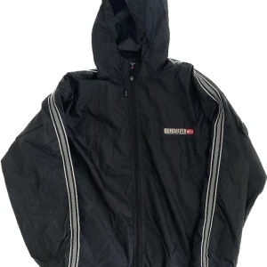 Quiksilver Windbreaker - Quiksilver Windbreaker i använt skick. Storlek är L men skulle passa XL  också. annars är passformen oversize :)