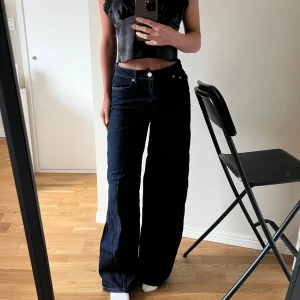 Blåa jeans  - Blåa utsvängda jeans från NA-KD. Mycket bra skick. Köparen står för frakt 