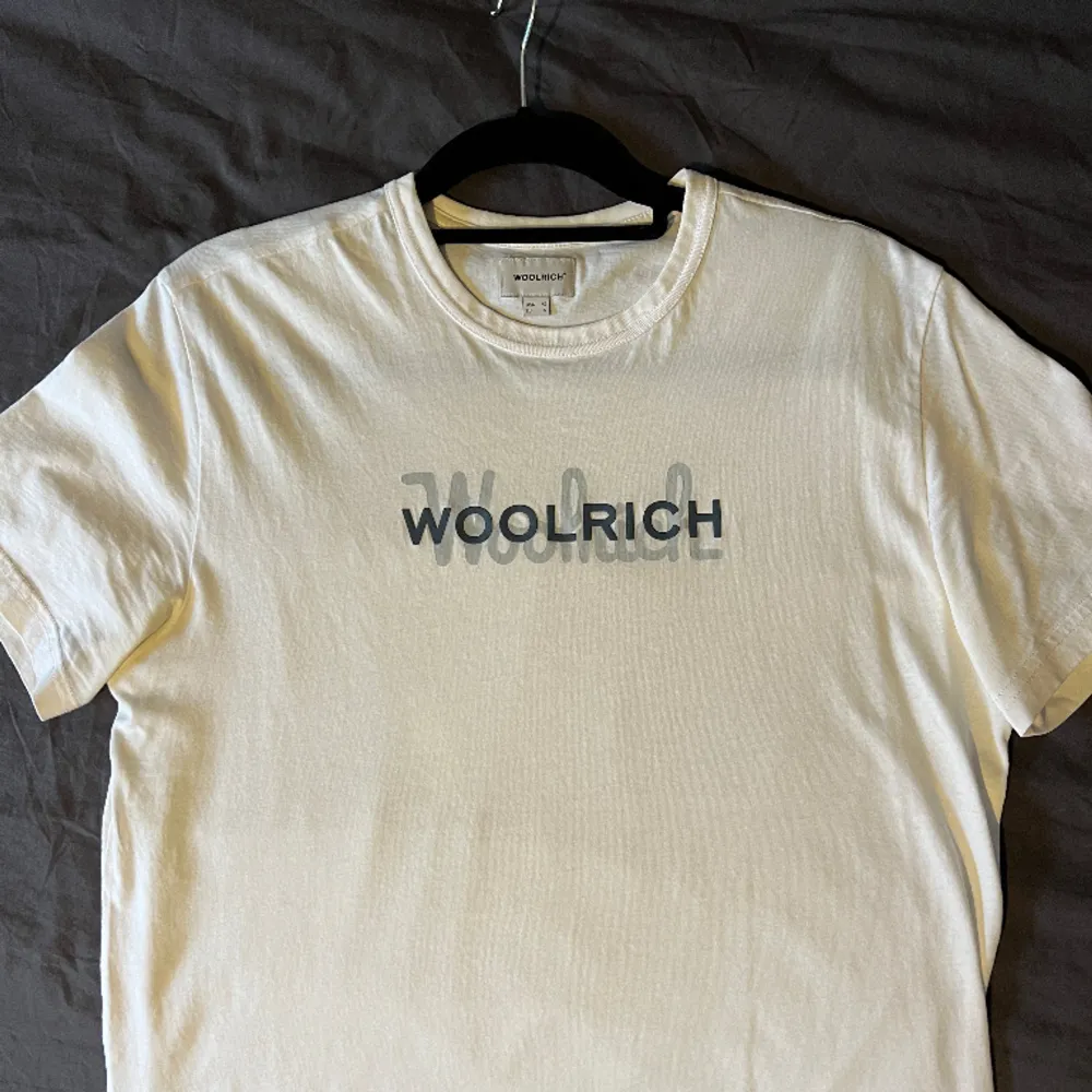 Säljer denna riktigt snygga tshirt från woolrich då jag tyvärr växt ur den. Den är köpt på Woolrich Stockholm vid Stureplan och kvitto finns kvar!  I butik kostar denna runt 900kr  Hör av dig vid frågor.. T-shirts.