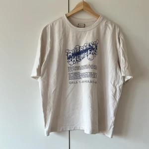 Eytys HM T-shirt Vit Strl L - OS vit tisha från Eytys x HM, strl L.  Har en fläck frampå som jag inte försökt få bort, därav lågt pris.  