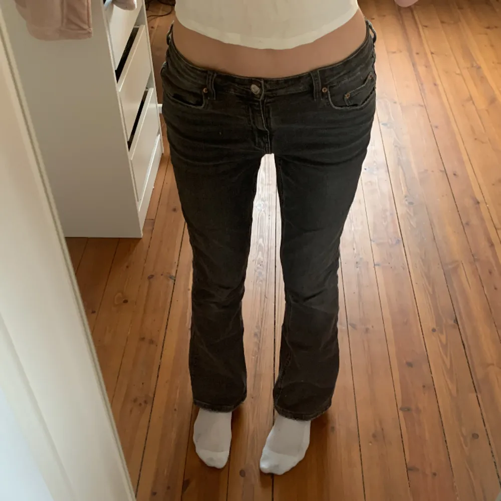 Jättefina lågmidjade gråa jeans med bootcut! Bara använda ett fåtal gånger, storlek 164 och jag är 165 cm lång💕💕Priset går alltid att diskuteras!. Jeans & Byxor.