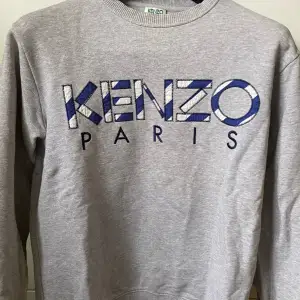 Kenzo Sweatshirt storlek Small inköpt på NK Göteborg. Bra skick o varsamt använd. Kan skicka fler bilder vid förfrågan. 