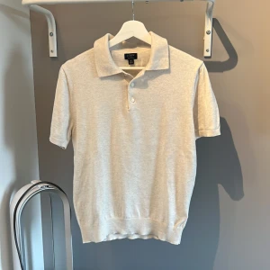 J.Crew Sweater Polo - J.Crew sweater polo i stl S. Nästan aldrig använd då den är lite för liten. Nypris $89 vilket motsvarar ca 920 sek. Köpt i deras butik i Miami. 