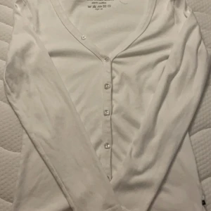 Kofta - En vit kofta från vero moda i bra skick. Vet inte vad de är för extra knapp men den är nog lätt att ta bort!
