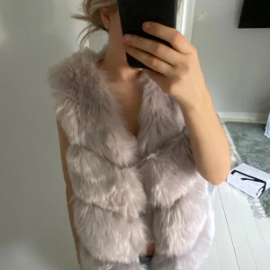 Pälsväst - Säljer den här underbara västen som är perfekt till våren nu om man vill ha najs outfits. Älskar