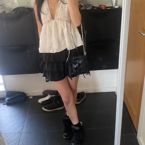 Volangkjol - Skitfin volangkjol! Lappen står det storlek 158 men jag tycker den är mycket större i storleken passar perfekt på mig som brukar ha xs/s