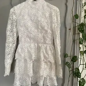 En superfin och mönstrad vit klänning i fint skick. Perfekt till skolavslutningen eller studenten✨  Hör av dig om du har några frågor🩷
