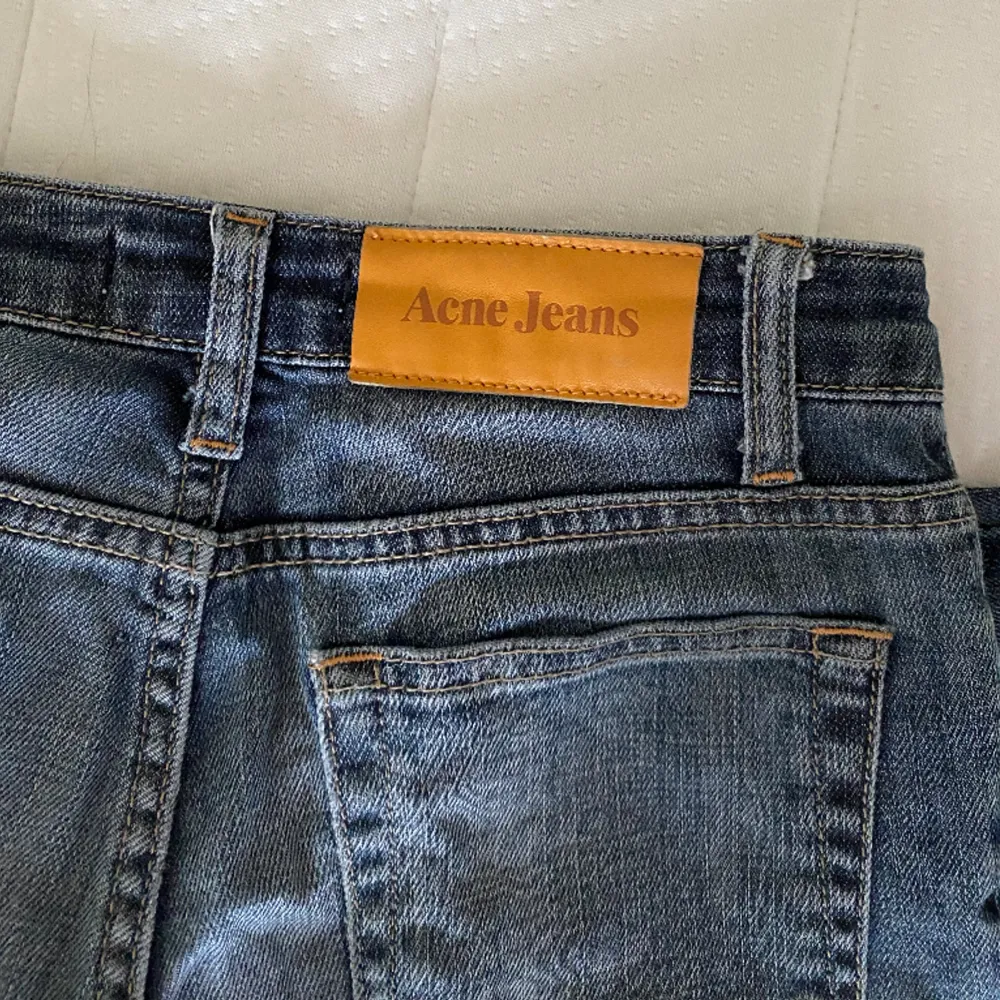 Säljer dessa super snygga jeans från acne då då tyvärr har blivit för små. Dom är i ett jättefint skick och ser oanvända ut☺️. Jeans & Byxor.