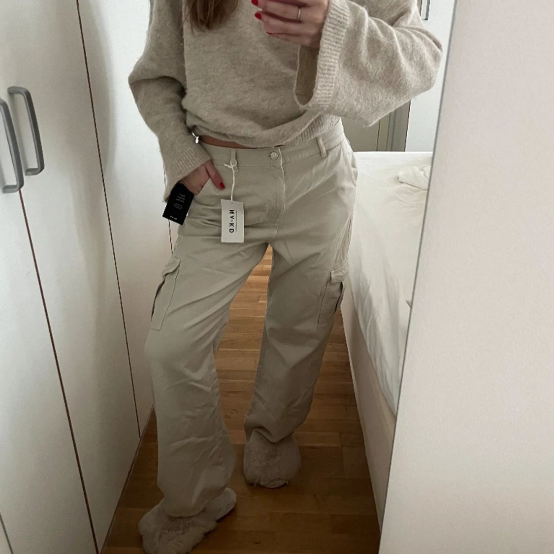 Nya beige cargobyxor från nakd - 90