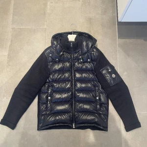 Moncler cardigan - En mörk blå Moncler cardigan som är i rätt bra skick(2 små hål finns). Strl XL men passar M/L. Går ner i pris för snabb affär Skriv för mer info  Byten kan vara intressant