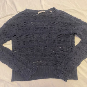 Stickad tröja - Söt stickad tröja. 🩷 Storlek M men är är liten i storleken så skulle säga att den passar bättre som S.  Köpt för 600kr, säljer för 200kr +frakt. 🩷 Står inte för postens slarv. 