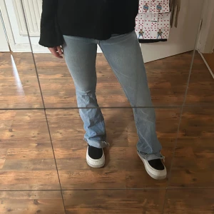 Ljusblåa bootcut jeans  - Ljus blåa bootcut jeans från Zara! Storlek 36 och är i väldigt gott skick. Det är deras gamla kollektion