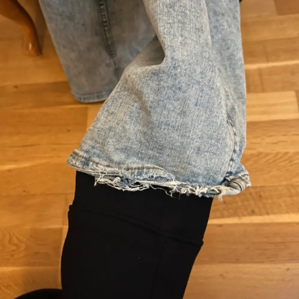 Ljusblå lågmidjade jeans från weekday. Lite sönder längst ner på byxan men inte jätte mycket💕. Jeans & Byxor.