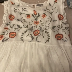 Bluss  - Vet inte märket  Vit  Bra till sommaren 