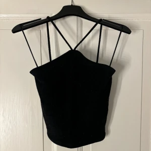 Halterneck topp  - Jättefin topp från gina, säljer då det inte kommer till användning!