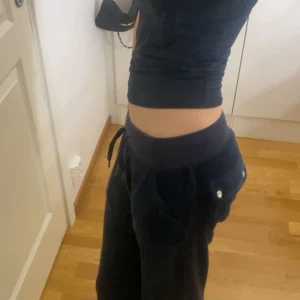 Juicy couture  - Juicy byxor i den mörkblåfärgen i storlek xs. Jag är själv cirka 165 och de passar mig bra i längden. Säljer för att jag inte använder de så mycket längre. Knapparna därbakom har rostat lite men inget man tänker på. Pris kan diskuteras 💕🫶