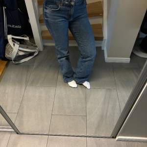 Gamla jeans från zara som är använda men i bra skick💗