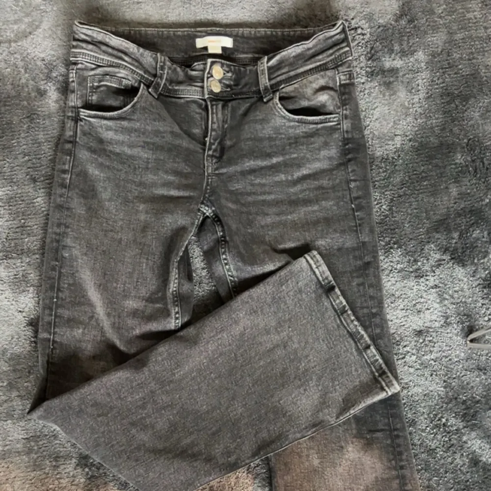 Säljer dessa grå Lågmidjade bootcut jeans från Gina Young. Använda en gång så inga defekter! Färgen är missvisande på bild, men dem är gråa 💞🥰 storlek 164 motsvarande xs/s. Dem passar mig som är 167🙌🏽. Jeans & Byxor.