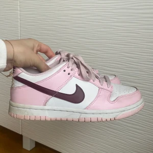 Nike low dunk pink foam - Nike dunk i super bra skick, dem kommer i orginalförpackning och kvitto finns kvar. Bär vanligtvis 37/38 men dessa är lite mindre i storleken.