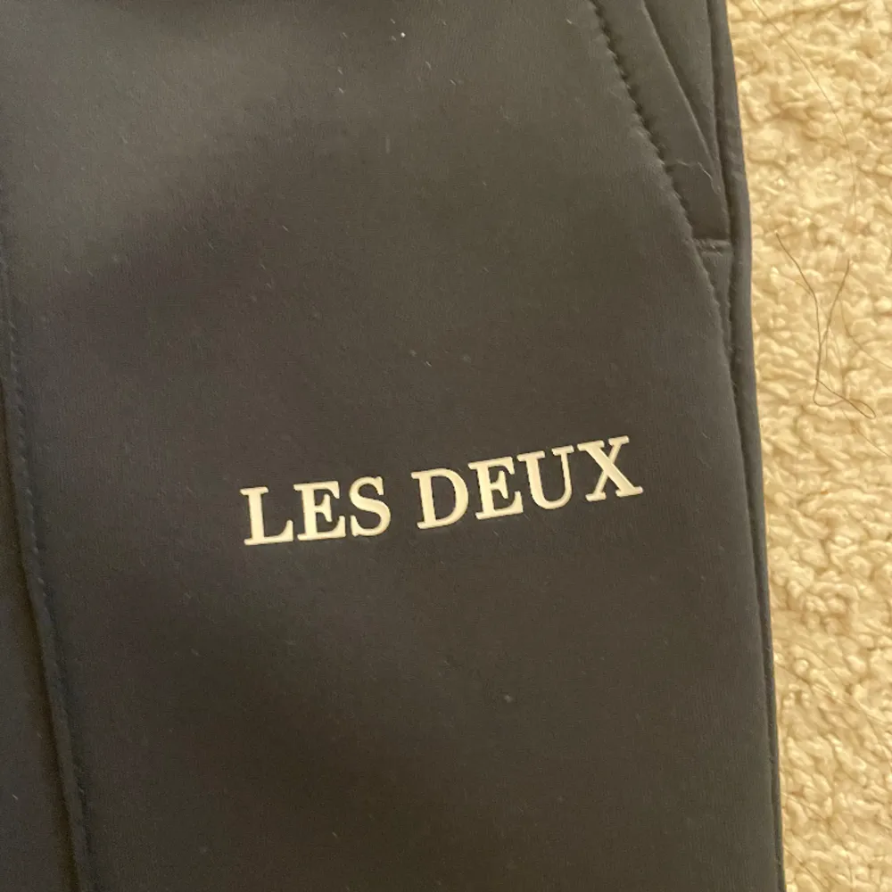 Säljer dessa oanvända Les Deux byxor då dem inte riktigt passar mig. Dem är mörkblåa och de silvriga detaljerna plus sömmarna på byxorna ger dem en väldigt snygg look. Storleken är XS. Kom med prisförslag.. Jeans & Byxor.