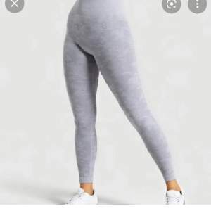 Jag säljer nu mina gråa gymshark tights. Modellen adapt camo, en av deras äldre kollektioner som ej finns att köpa längre. Har så mycket tights o dessa kommer tyvär ej till användning. Använda ca 5 gånger, så de är i bra skick! 💕