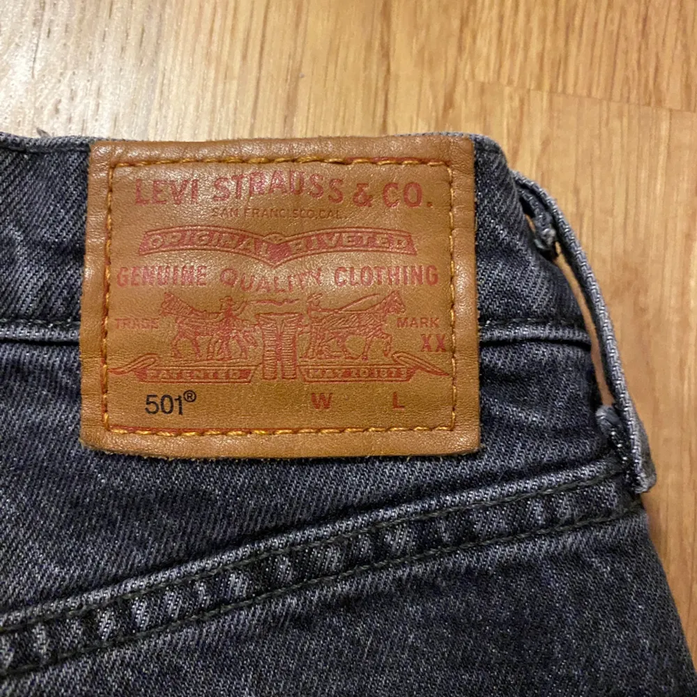 Gråsvarta jeans i nyskick! Tvättade enligt rekommendation. Storlek w24 L26. Jeans & Byxor.