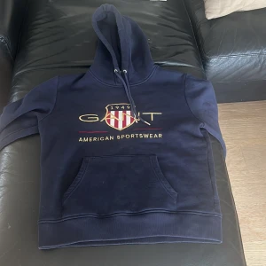 GANT HOODIE - Marin blå Gant hoodie, andvänd fast i bra skick!  Ursprungs: pris 1300 kr mitt pris: 800 kr, pris kan diskuteras!