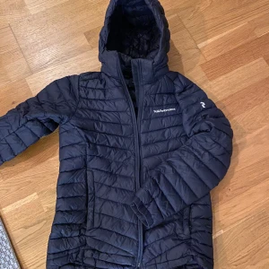 Lättduns jacka - En äldre modell i mkt bra skick. Peak performance strl 150 