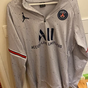Psg tracksuit  - Psg tracksuit aldrig använd, skick 10/10 Pris kan diskuteras vid snabb affär. kan även sälja separat.