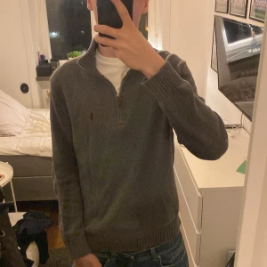 Raplh lauren - Jag säljer min Ralph lauren tröja som är riktigt fet.  Passar mig och jag är 183 väger 65kg.  Skriv bara om ni har några frågor eller funderingar💯🥂