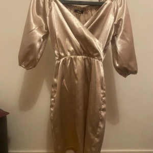 Klänning - Champagnerosa festklänning