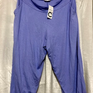 *NY* Loose Capri, Stl XL, Fr Cubus  - Så sköna Capri mjukisar, med fickor, 95% viskos. Passar även XXL (44 & 46) då de är stora i modellen.  Det finns vita ränder på några ställen, de kom så, vet ej om det bara är veck,  går ev bort i tvätten. 