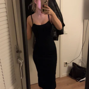 Klänning  - Säljer min super fina klänning som är lång  Den är från zara och i storlek s