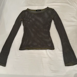 Nättröja - En av mina favvotröjor som tyvärr blivit för tight :( skitsnygg mörksage färg med gula stygn. Står ingen storlek men skulle säga XS/S. Den har snygga flare ärmar oxå!!
