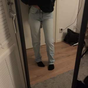 Midwaist jeans från zara som är Såå trendiga  Jätte fina och i väldigt bra skick  Storlek 34