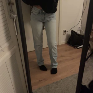 Zara jeans  - Midwaist jeans från zara som är Såå trendiga  Jätte fina och i väldigt bra skick  Storlek 34
