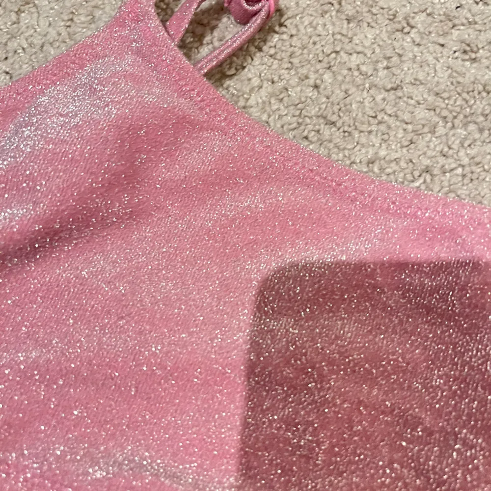 Super söt glitter bikini i storlek S-M! Har dock inte underdelen så säljer endast överdelen🎀👙 Fint skick!!💕 . Toppar.