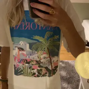 Det är en t-Shirt med en bild på Santorini🫶🏻⭐️Den har andvänts någon gång men den ser som ny ut. Hoppas någon vill köpa!❤️