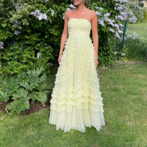 Needle & Thread - Världens finaste klänning från needle and thread säljes. Använd en gång men som ny. Passar perfekt till bal eller andra festliga tillställningar. Nypris 12,700:-. Storlek 34 motsvarar 34/36. Helt slutsåld