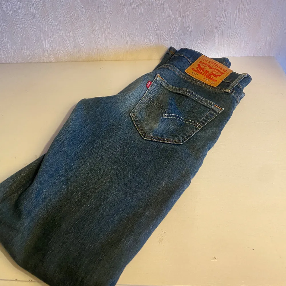 9/10 skick. Ett par feta Slim fit Levi’s jeans i blå färg. Inga synliga skador på dem. 30/34 i storlek. Skriv gärna för frågor & bilder.. Jeans & Byxor.