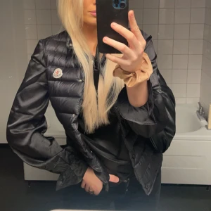 Moncler väst - Säljer nu denna moncler väst då jag inte använder längre (äkta), kan skickas bevis om det krävs.