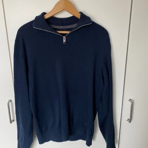 Tröja med halv dragkedja  - Tjena! Säljer min blåa halvdragkedjade tröja från Jack & Jones då den inte längre kommer så mycket till användning. Tröjan är i gott skick utan hål i storlek M (den passar mig som är 180 cm).  Nypris: 500 kr   Skriv om du har några frågor!