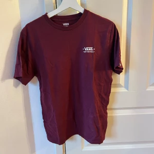 Vans T-Shirt - Säljer min super snygga Vans-Tshirt då den inte kommer till användning längre. 🤍 Storlek XL Junior, så skulle säga att den sitter som en S i unisex storlek. 🤍 Nyskick. (Läger ut igen). 🤍