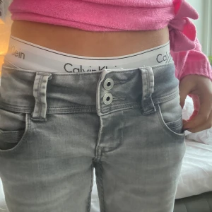 jeans low waist - low waist raka jeans (inte skinny) från pepe jeans🩵🩵säljer då dom inte kommer till användning för min del och har andra. kan gå ner i pris ifall inte många är intresserade. bjuder på frakt! till och med 06 mars😚