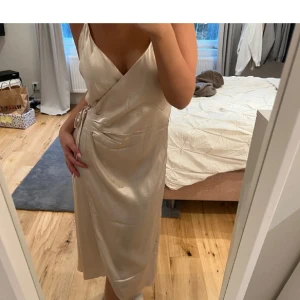 Satin klänning  - Säljer denna skitsnygga satinklänning som aldrig kommit till användning. Perfekt till student och sommar