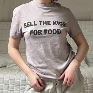 En tshirt med eget tryck ”Sell the kids for food” (som läckt genom till ryggen) som jag köpt här på plick av en annan säljare, i storlek S✨