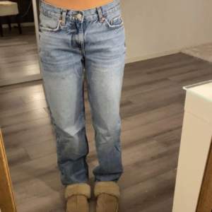 Superfina jeans från Gina, passar mig som är 160. Innerbenslängd: 70 cm, Midjemått: 68 cm💕 