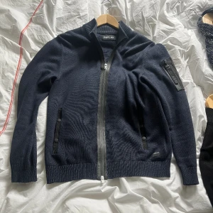 Replay koftor - Två par skit fina replay koftor nästan helt nya och knappt använda kostar runt 1500kr st nya båda st L mitt pris 350 st