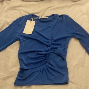 Helt ny Pull&Bear tröja aldrig använd,super fin till om du ska på fest! - Storlek S, lite glittrig,aldrig använd 