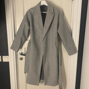 Grå kappa - Superfin grå kappa från Vero Moda, använd fåtal gånger och bra skick 